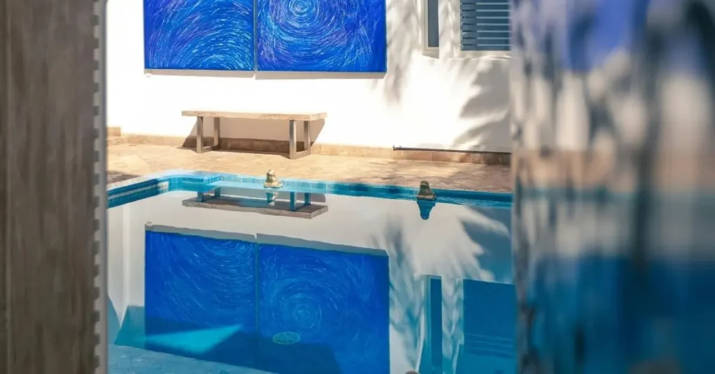 Piscina de lujo en hotel boutique marroquí con arte contemporáneo