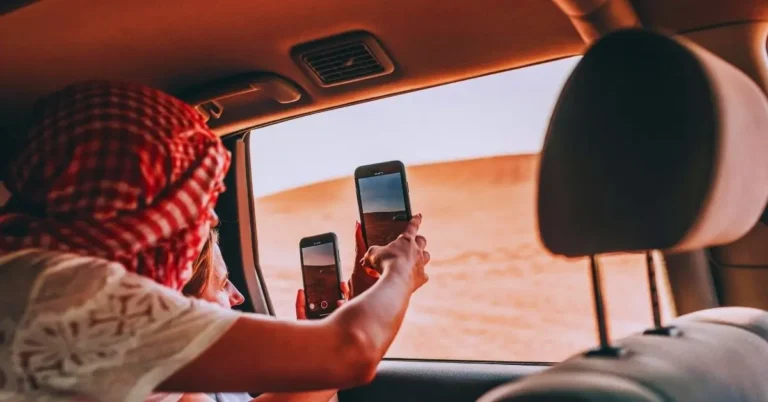 Pareja fotografiando las dunas del Sahara desde un vehículo privado