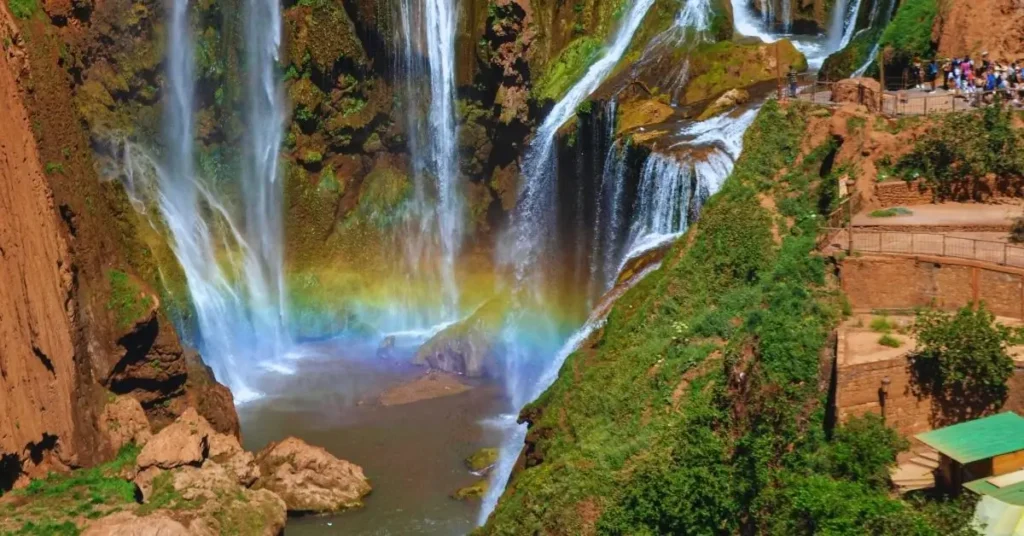 Cataratas de Ouzoud con arcoíris visible, destino natural de lujo en Marruecos