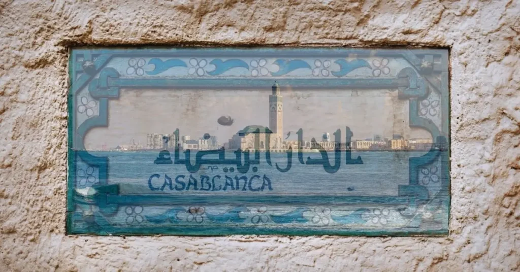 Placa artística con vista de la mezquita Hassan II en Casablanca.